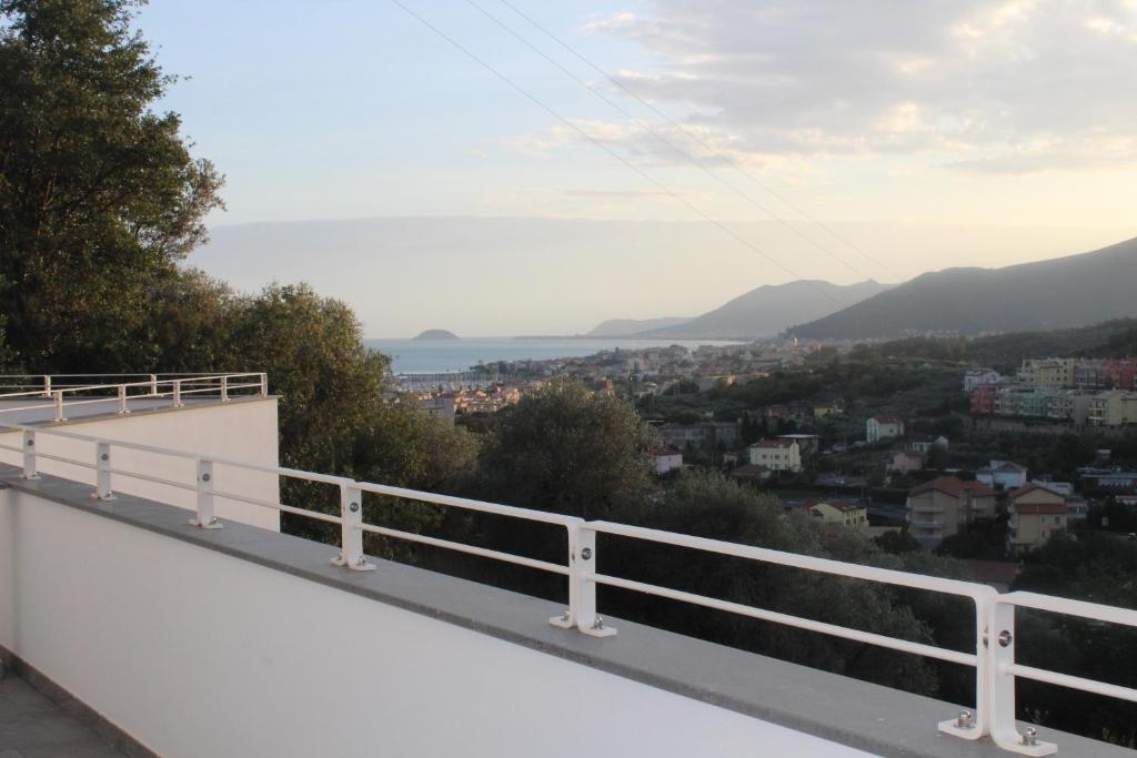 een balkon met uitzicht op de stad bij Abelia 4 in Pietra Ligure