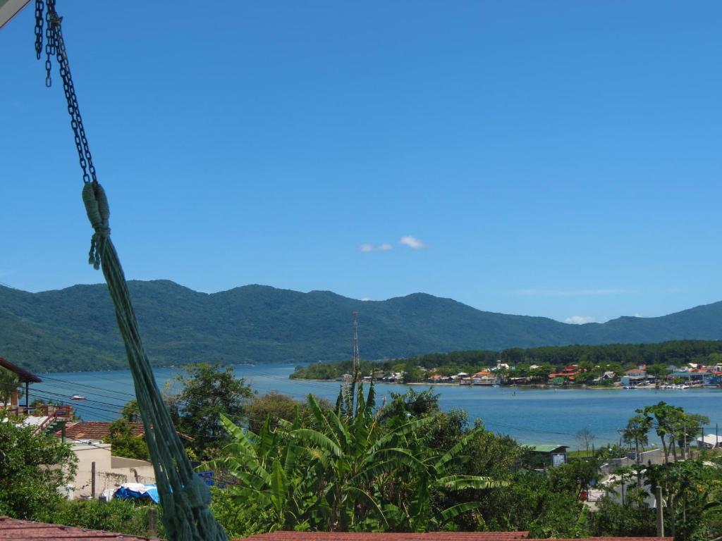 una casa con vistas al lago en Residencial Verde, en Florianópolis