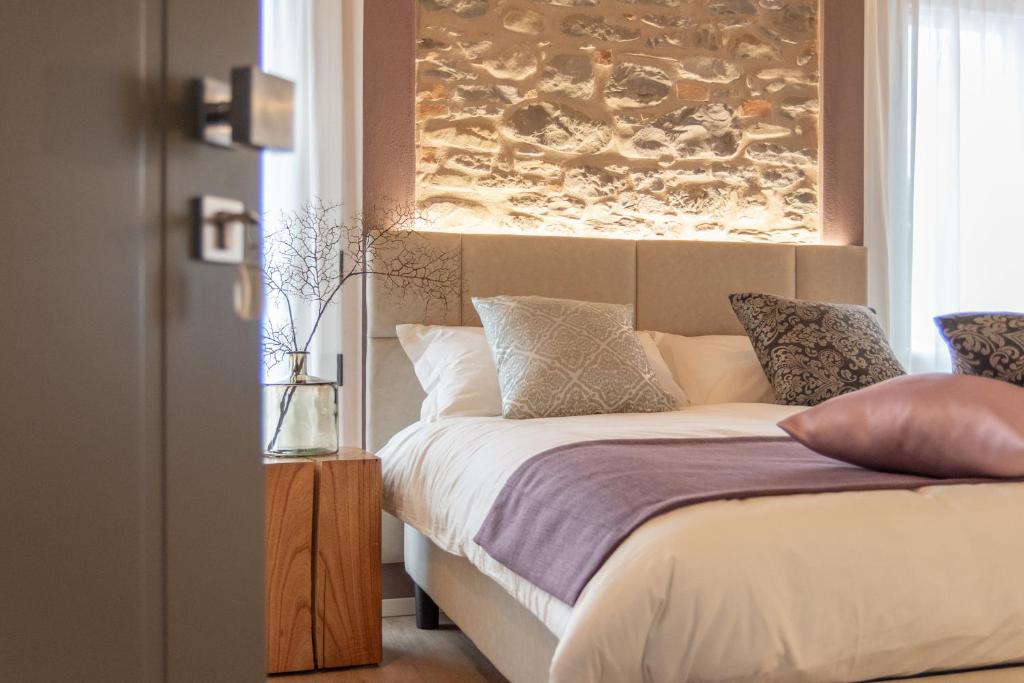 A bed or beds in a room at Borgopetra