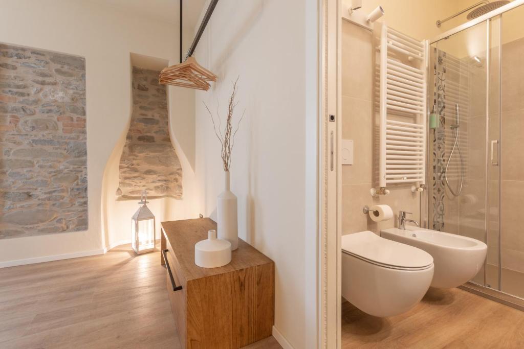 A bathroom at Borgopetra