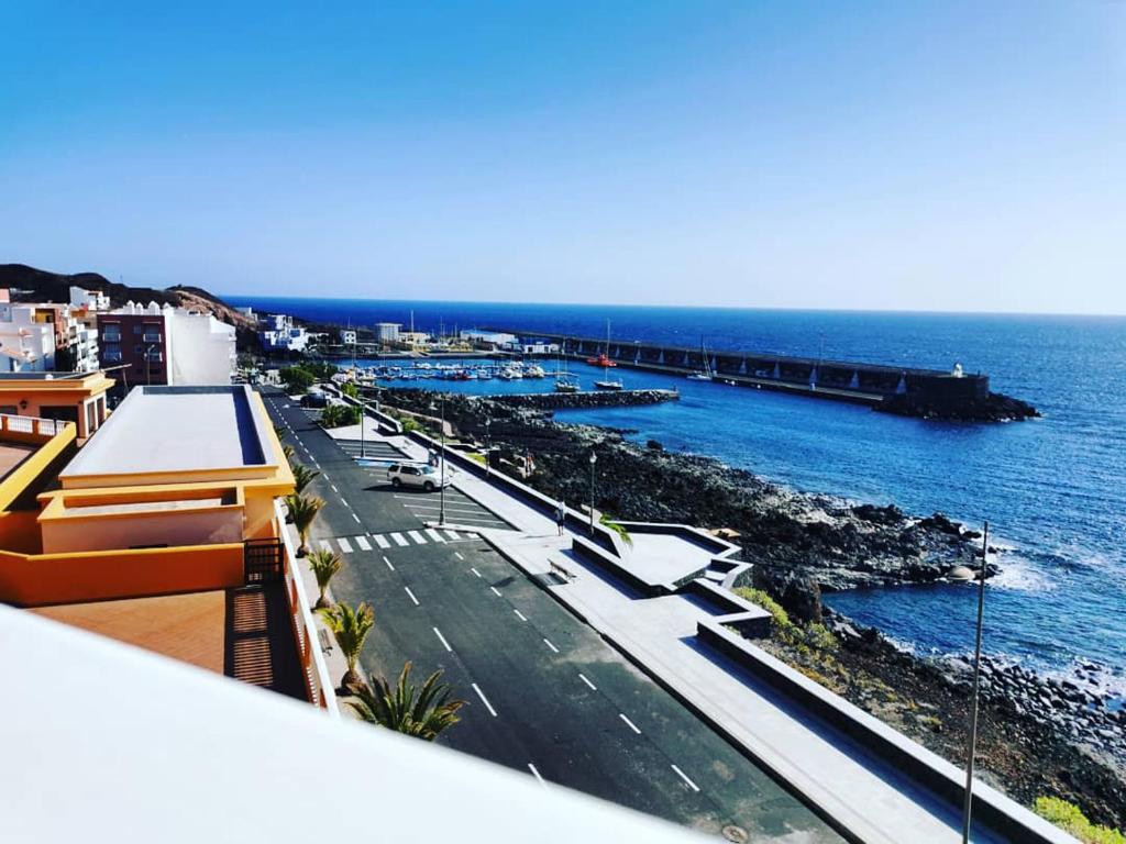 a view of the ocean from a building at Apartamento con maravillosas vistas en primera línea in La Restinga