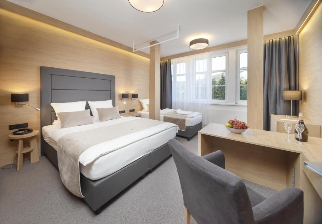 Postel nebo postele na pokoji v ubytování Hotel Sněžka