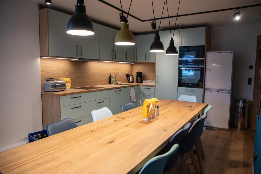 Kuchyň nebo kuchyňský kout v ubytování Roomie Alps Design Hostel