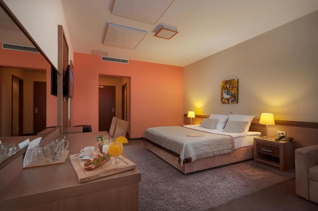 Voodi või voodid majutusasutuse Hotel Kras toas