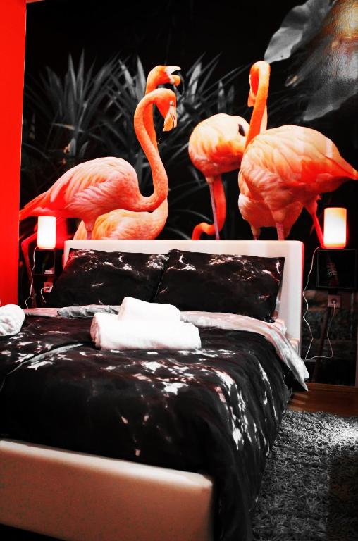 Posteľ alebo postele v izbe v ubytovaní FLAMINGOS Apartman & Fitness centar OSIJEK - blizina Bolnice KBC Osijek