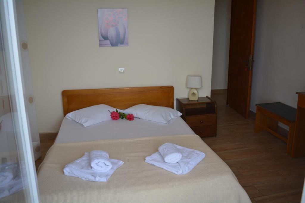 Postel nebo postele na pokoji v ubytování FIORE ROOMS