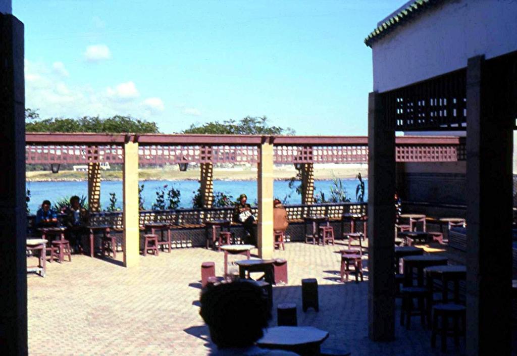 Elle offre une vue sur un patio doté de tables et de chaises. dans l'établissement Naima's House, à Rabat