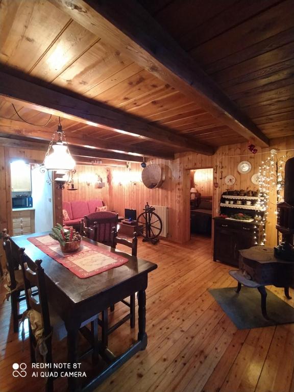 una cucina e una sala da pranzo con tavolo in una cabina di Appartamento Lo Bou a Valsavarenche