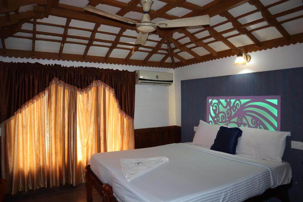Postel nebo postele na pokoji v ubytování Kera Houseboats Alleppey