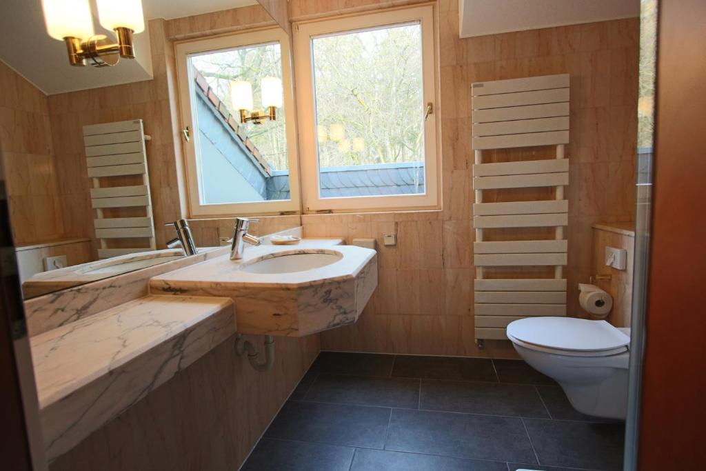 Koupelna v ubytování Hardtwald Hotel