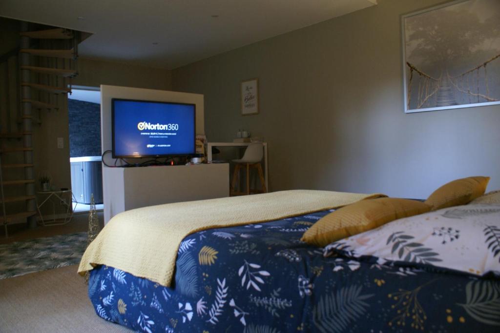 Postel nebo postele na pokoji v ubytování Magnifique Suite avec Jacuzzi privatif