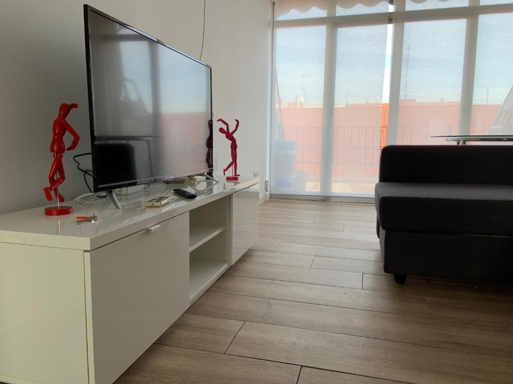 TV i/ili multimedijalni sistem u objektu Apartamento situado a 10 minutos de opera