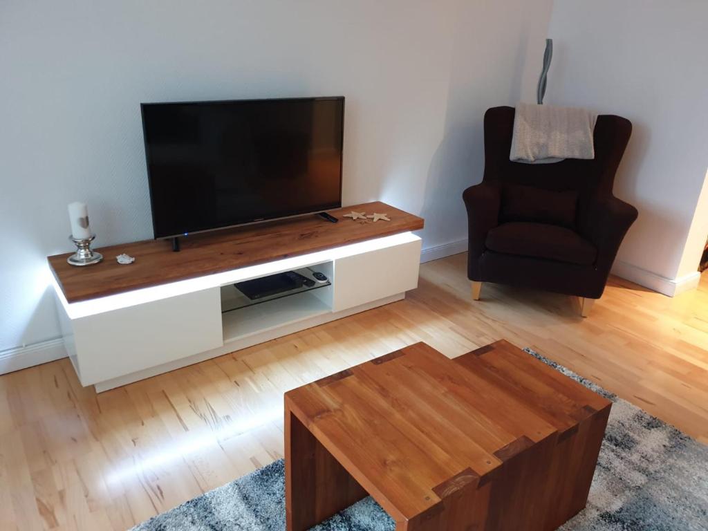 TV a/nebo společenská místnost v ubytování Strandallee 150a