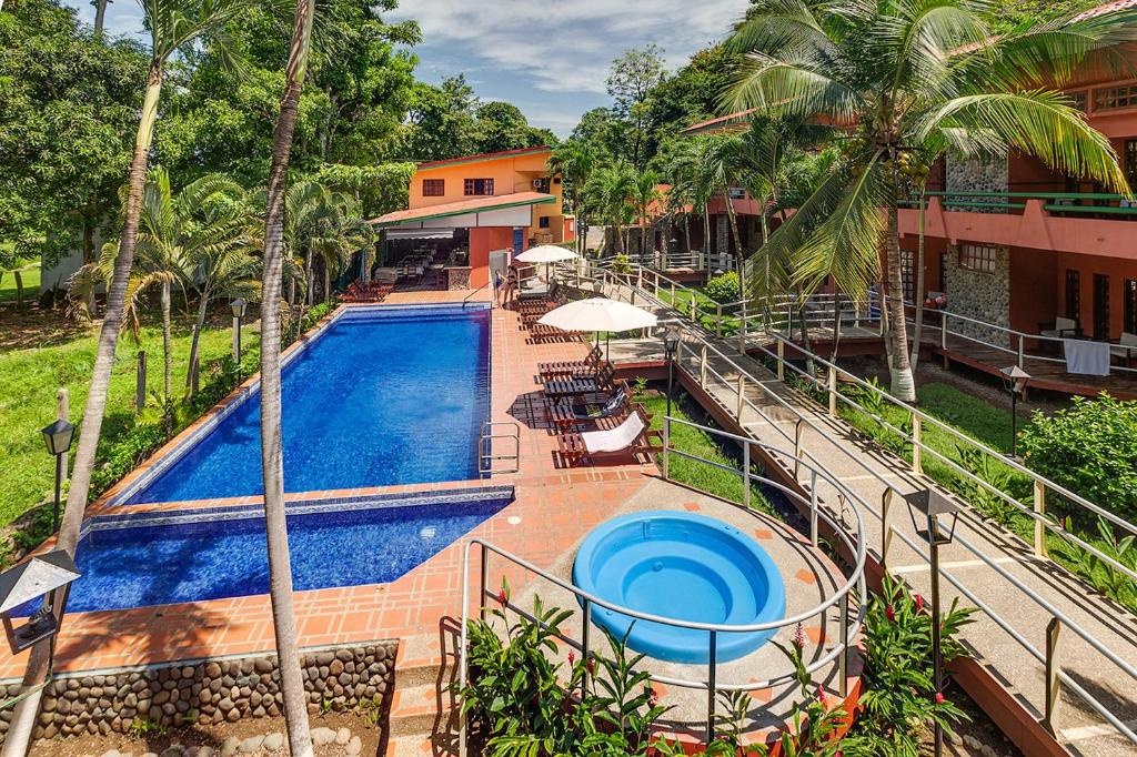 una imagen de una piscina en un complejo en Hotel Playa Bejuco, en Esterillos Este
