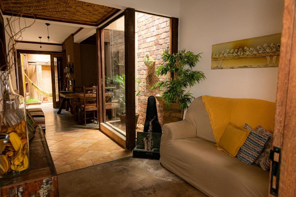 a living room with a couch and a dining room at Chalé Diamantina in Diamantina