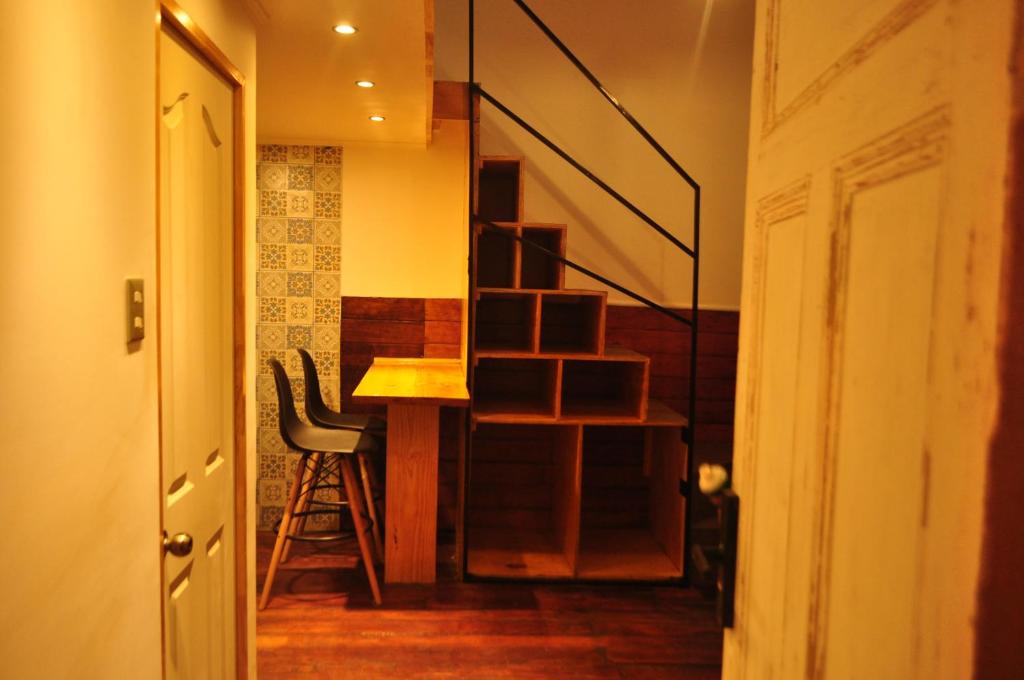 einen Flur mit einem Tisch und einer Treppe in einem Zimmer in der Unterkunft Loft Histórico Manuel Rodriguez in Iquique