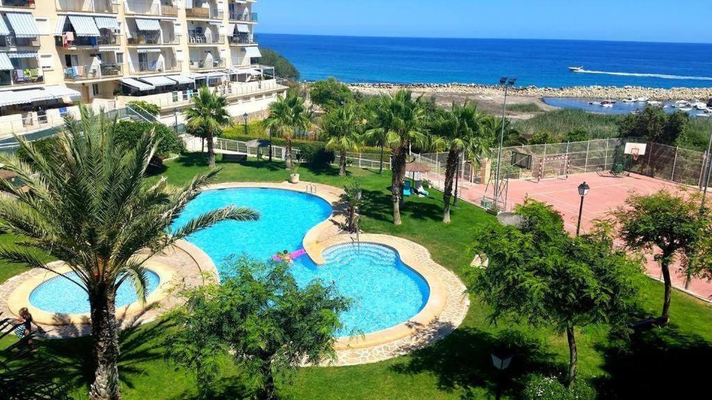 een luchtzicht op een zwembad in een resort bij Appartement Cala Merced El Campello in El Campello