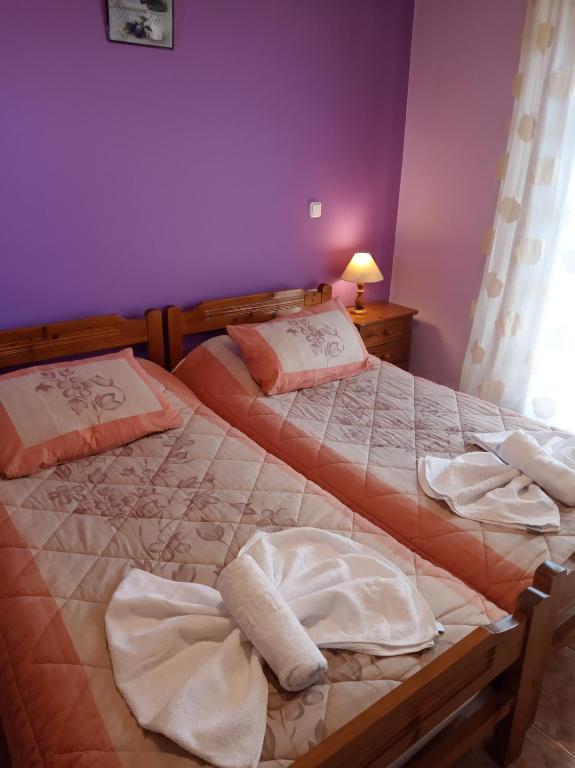 Postel nebo postele na pokoji v ubytování Epikoureios Apollon