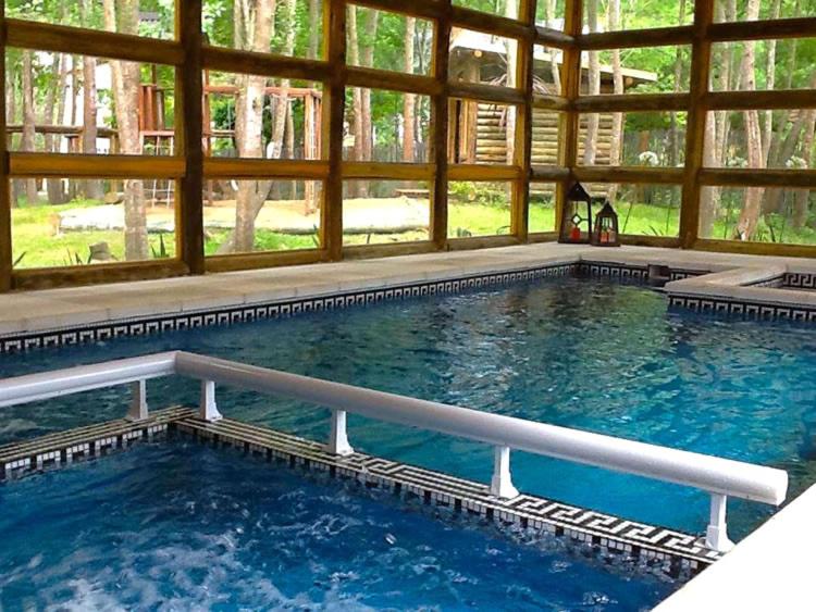 una piscina en una casa con una ventana grande en Mar Azul Suites Apart Boutique en Balneario Mar Azul