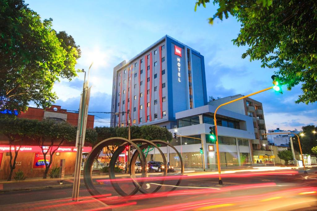 a building on a street with a green traffic light at ibis Cucuta in Cúcuta