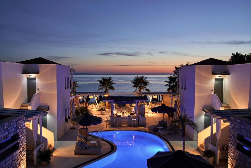 een luchtzicht op een resort met een zwembad bij Icon Suites in Potos