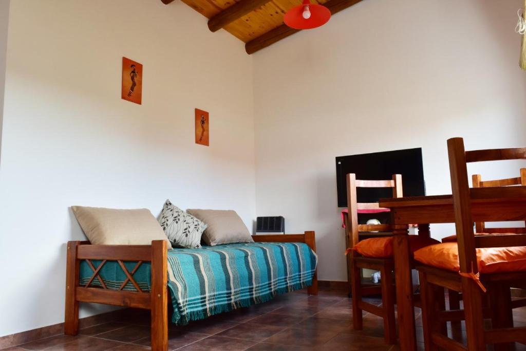 Cette chambre comprend un lit, une table et des chaises. dans l'établissement View Point Apart Nogal, à Villa Giardino