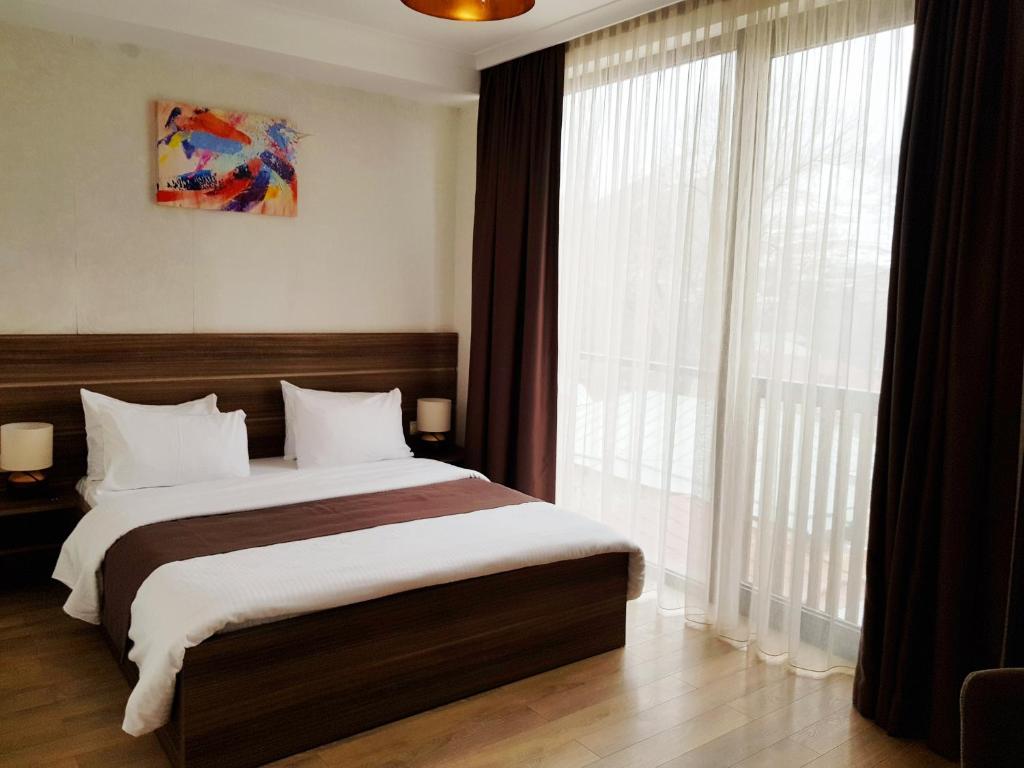 Postel nebo postele na pokoji v ubytování Mount Inn Kazbegi