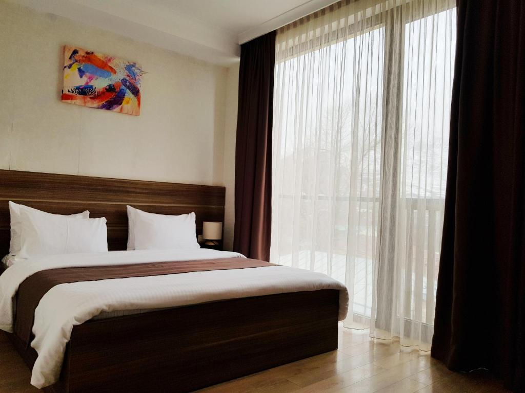 Postel nebo postele na pokoji v ubytování Mount Inn Kazbegi