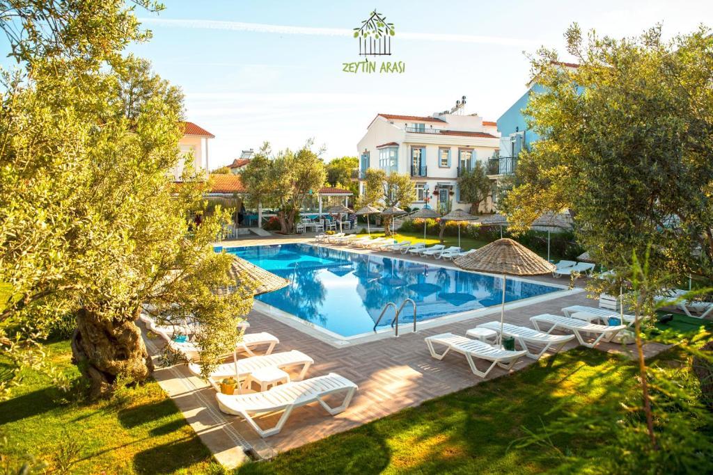 ein Bild eines Swimmingpools in einem Hotel in der Unterkunft Zeytin Arası Apart Otel in Ayvalık