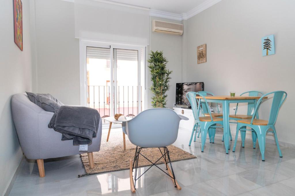 un soggiorno con tavolo e sedie di Apartamento Melina Arlu - Barrio La Victoria a Málaga