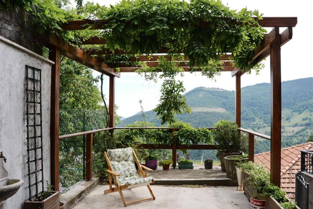 une chaise sur une terrasse avec vue sur les montagnes dans l'établissement Hiking Escape Parzanica, à Parzanica
