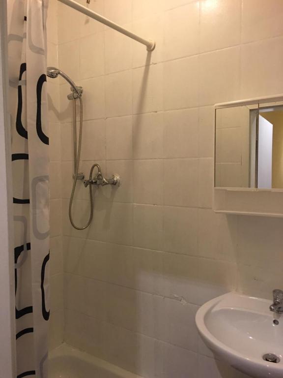 Zimmer im Dachgeschoss - Habitación Triple Con Baño Externo Privado