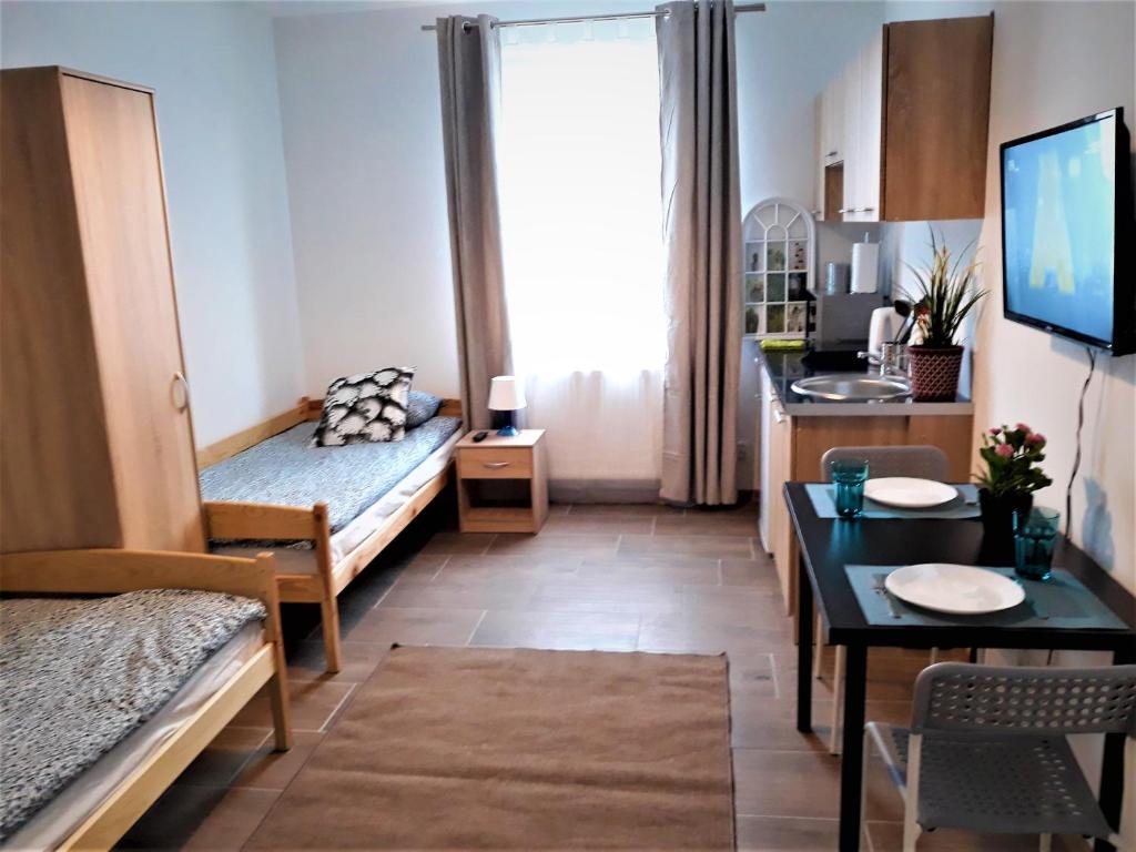 Posteľ alebo postele v izbe v ubytovaní POKOJE - STUDIO GLIWICE I przy ONKOLOGII