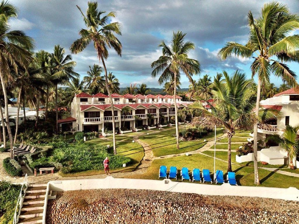 uma vista aérea de um resort com palmeiras em Nanny Estates Cabarete kiters Condo C-6 em Cabarete
