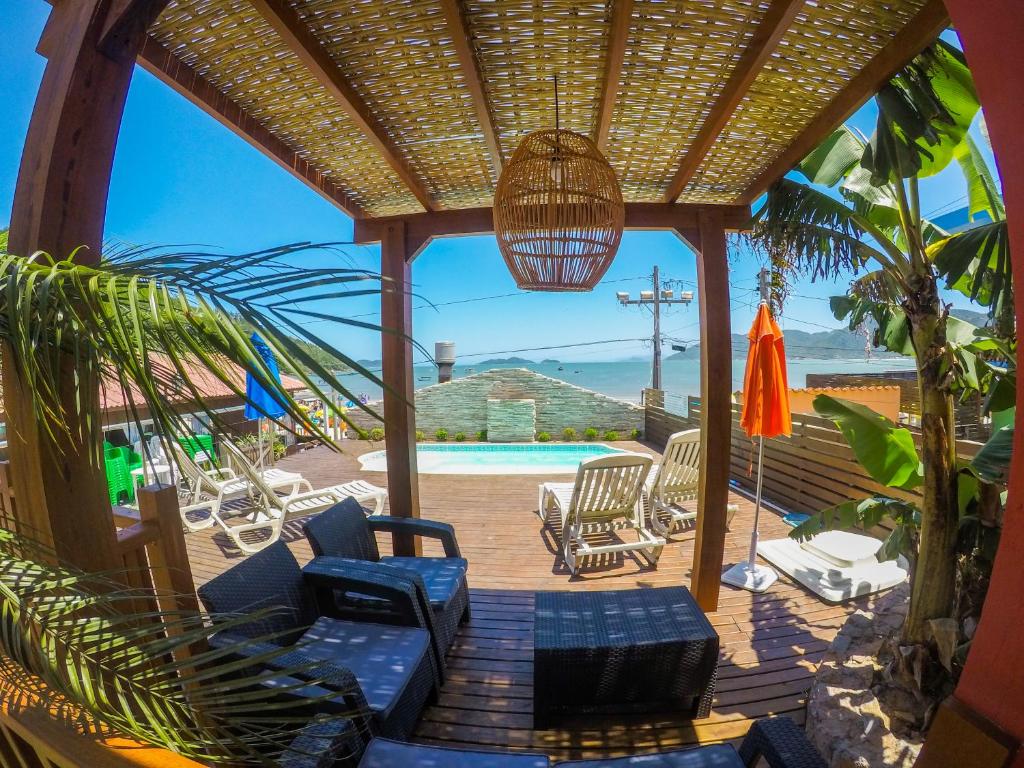 佛羅安那波里的住宿－Pousada Estrelas no Mar Florianópolis，一个带桌椅的庭院和一个游泳池