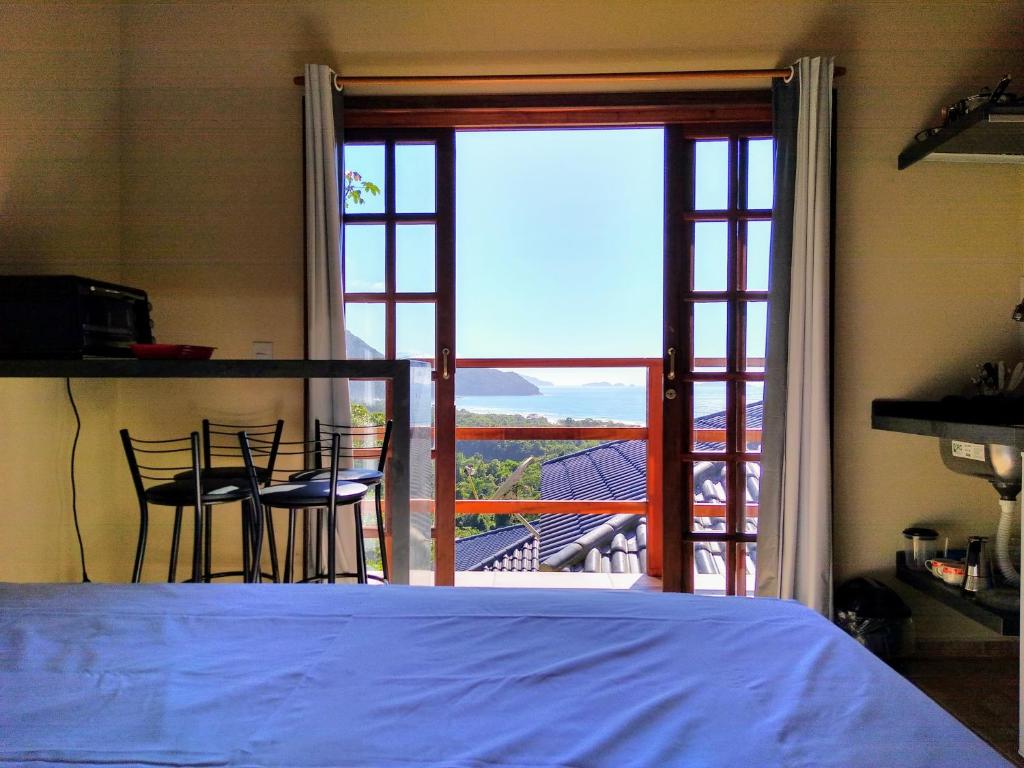 Burung Flats Itamambuca - Hospedagem com vista para o marにあるベッド