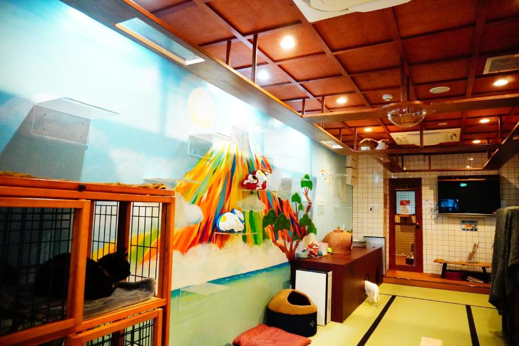 TV a/nebo společenská místnost v ubytování Cat Spa & Cat Ryokan by Neco Republic Osaka