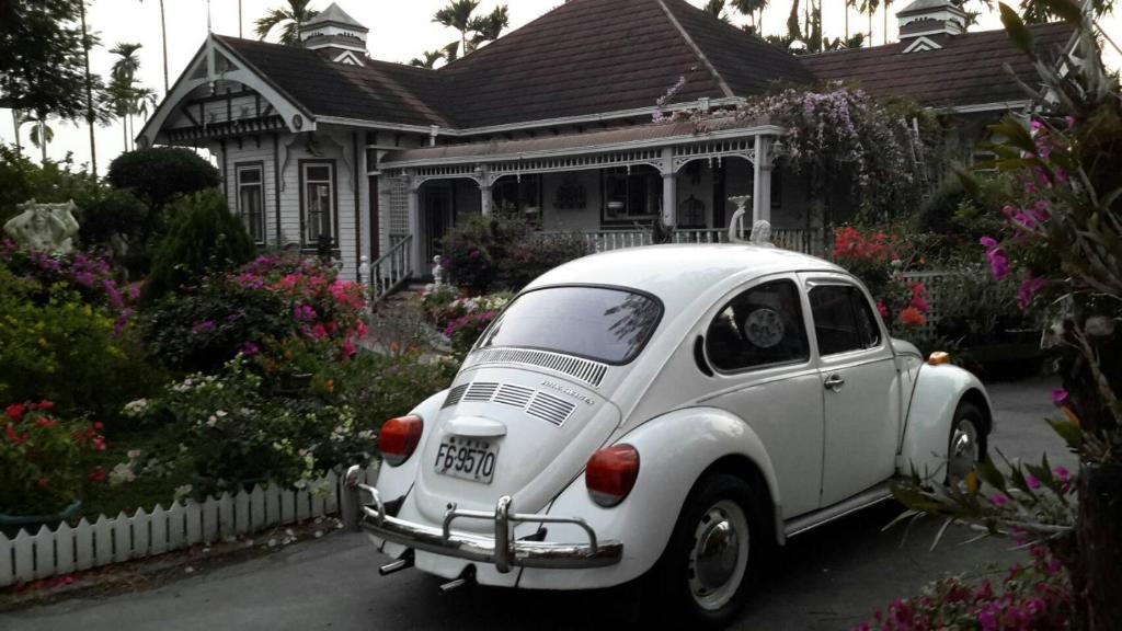 Taman di luar Victoria Manor