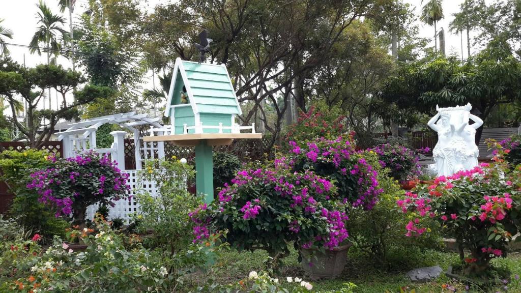 Taman di luar Victoria Manor