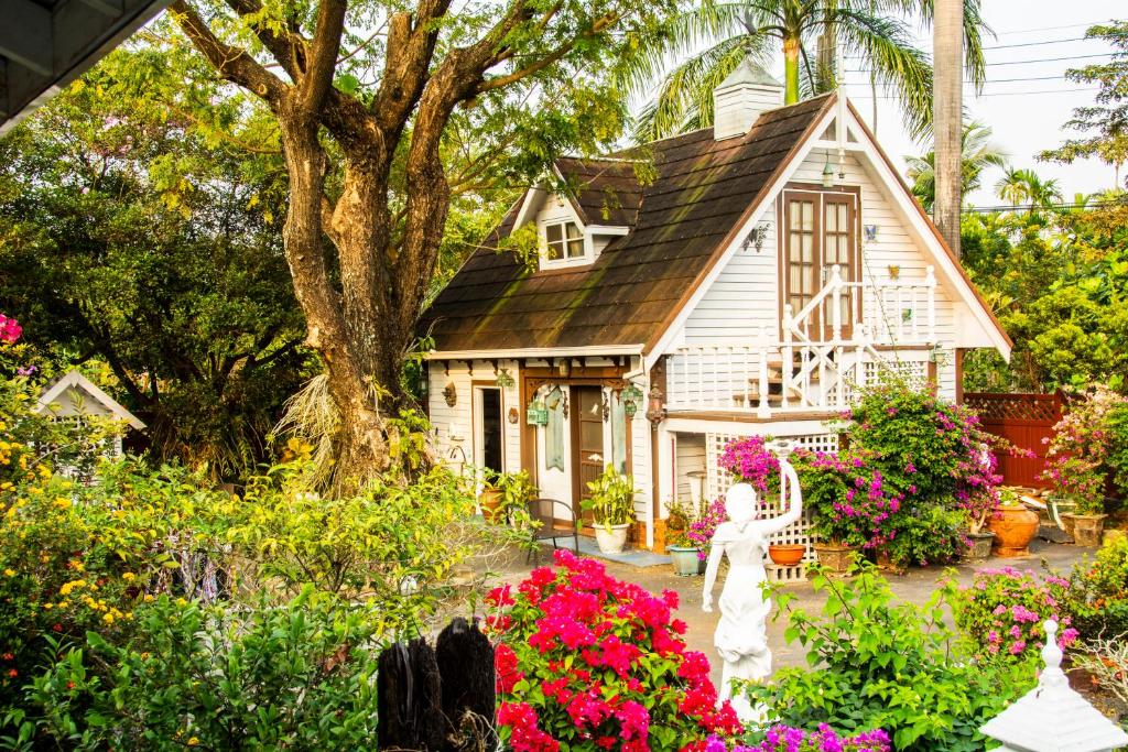 Taman di luar Victoria Manor