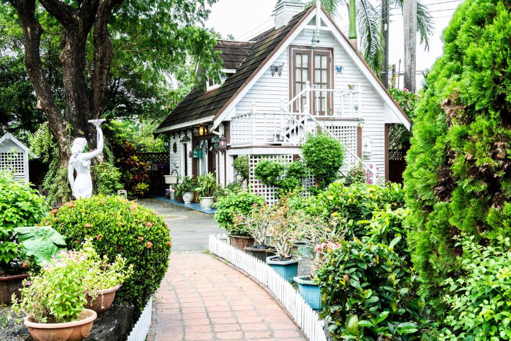 Taman di luar Victoria Manor