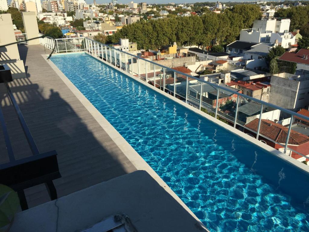 an overhead view of a large swimming pool on a building at Puravida DOHO cerca de todo in Buenos Aires