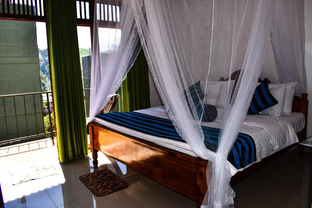 Postel nebo postele na pokoji v ubytování Elegant Home Stay