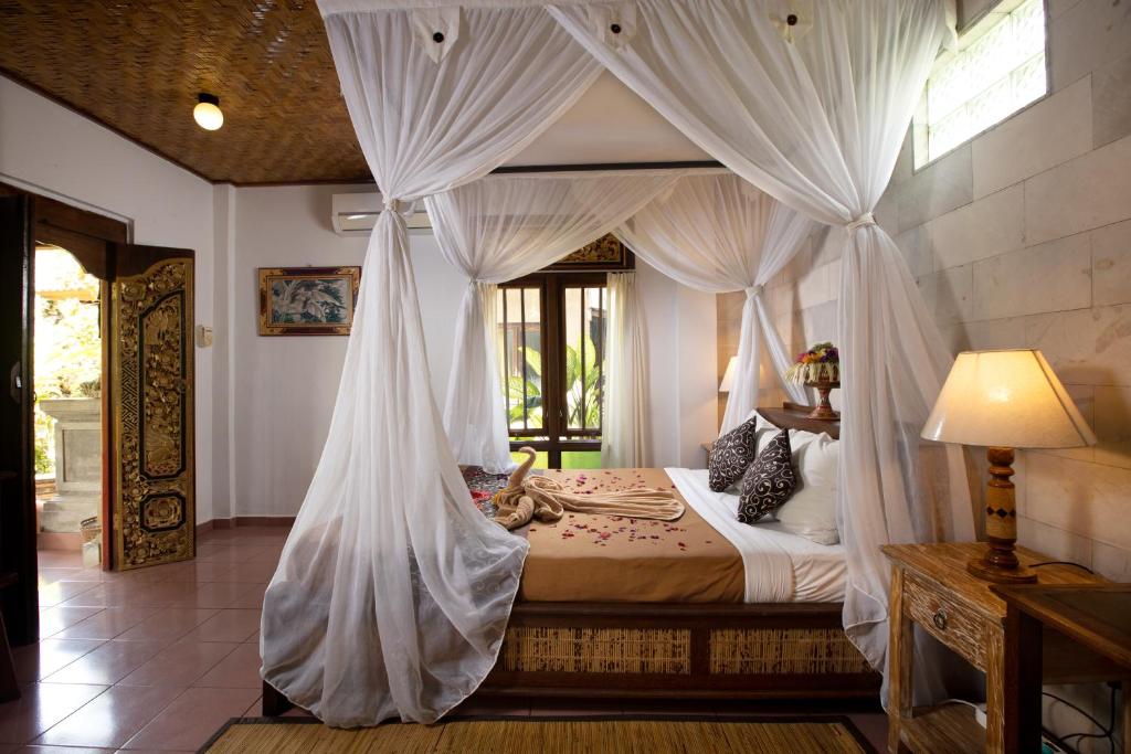 Postel nebo postele na pokoji v ubytování Ketut's Place Bed & Breakfast Ubud