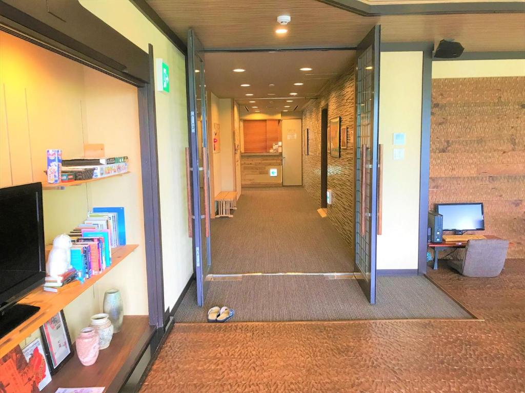 敷地内に源泉を持つホステル ケイズハウス箱根 – 箱根湯本温泉にあるテレビまたはエンターテインメントセンター