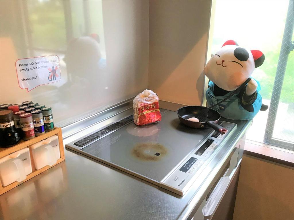 敷地内に源泉を持つホステル ケイズハウス箱根 – 箱根湯本温泉にあるキッチンまたは簡易キッチン