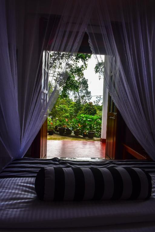 Postel nebo postele na pokoji v ubytování Elegant Home Stay