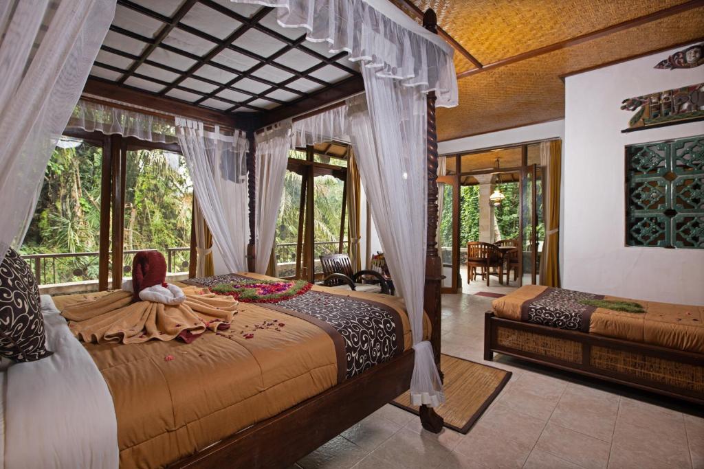 Postel nebo postele na pokoji v ubytování Ketut's Place Bed & Breakfast Ubud