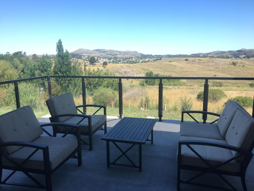 - un ensemble de chaises et d'une table sur une terrasse dans l'établissement Séptimo Día, à Tandil