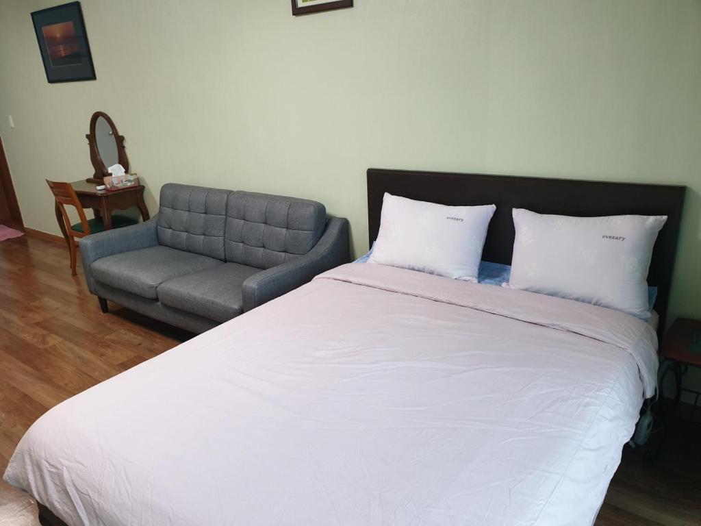 Postel nebo postele na pokoji v ubytování LaHoya Pension